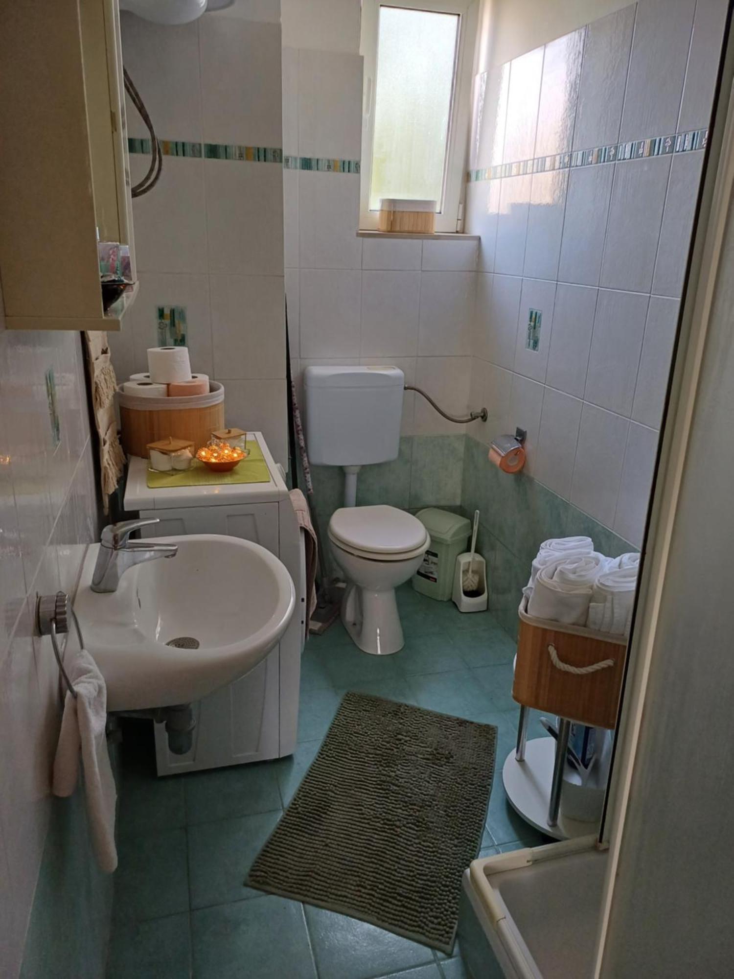 Apartment Lav